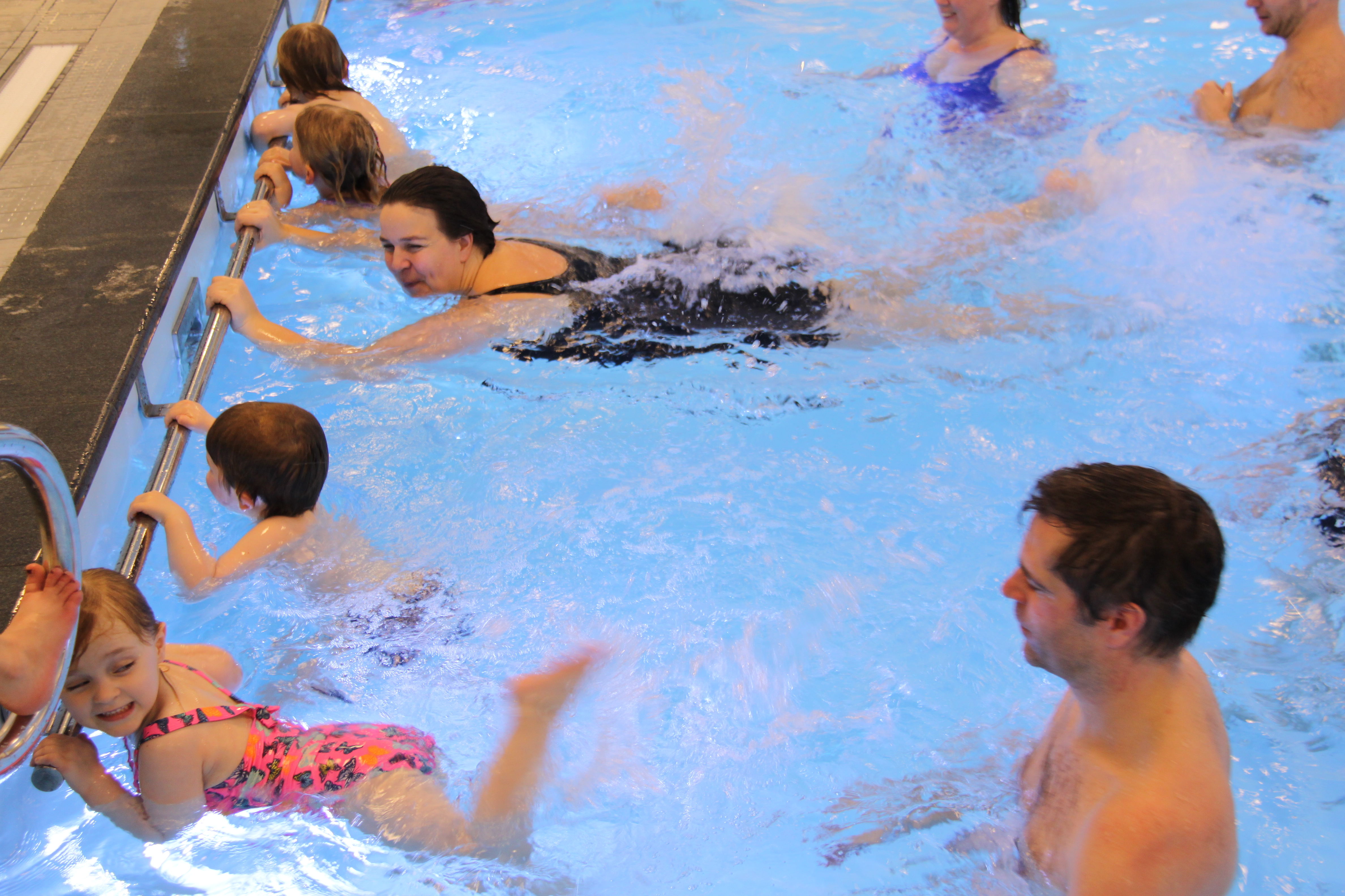 Barn sparkar vid bassängkanten