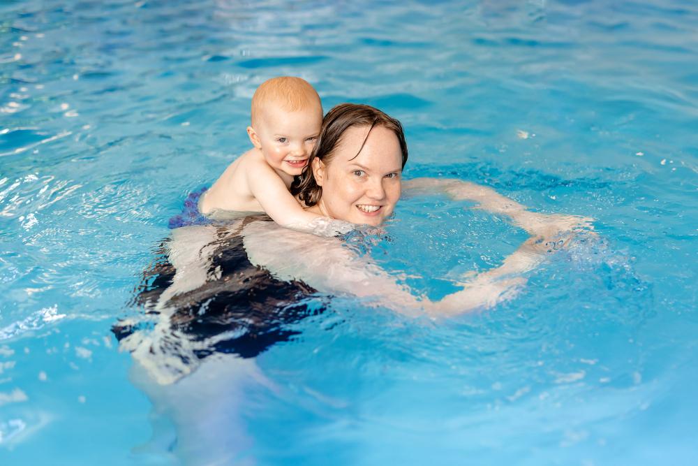 Litet barn på ryggen
